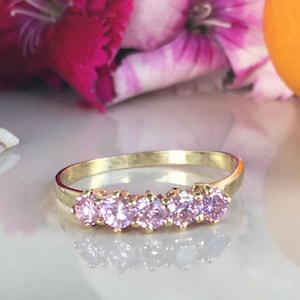 Anillo de cuarzo rosa - Anillo pequeño - Anillo apilable - Anillo delicado - Anillo de garra - Anillo de cuarzo rosa - Piedra natal de octubre - Anillo de piedra preciosa - Anillo de oro