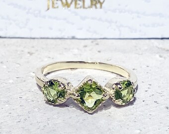 Peridot Ring - Augustus Birthstone - Stapelring - Gouden Ring - Bezel Ring - Edelsteen Ring - Delicate Ring - Sierlijke Ring - Triple Ring