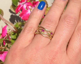 Robijnrode ring - juli-geboortesteen - ronde drievoudige fuchsia edelsteen griffenset sierlijke gehamerde gouden band