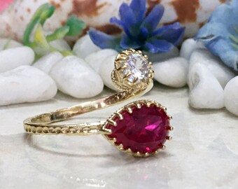 Rubin Ring - Juli Geburtsstein - Birne Fuchsie Edelstein Prong Set Statement Einstellbar Gehämmertes Goldband