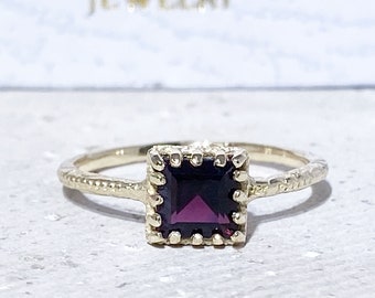 Roter Granat Ring - Januar Geburtsstein - Quadratischer Edelstein Einfache Lünette Set Gehämmertes Goldband