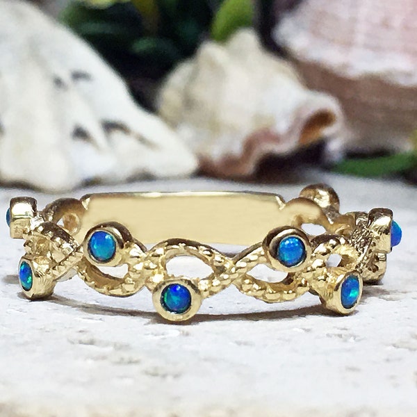 Anel de Opala Azul - Pedra de Nascimento de Outubro - Gema Redonda Cravejada em Bisel, Delicado Anel em Ouro com Design Infinito