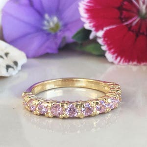 Anillo de cuarzo rosa - Piedra natal de octubre - Anillo de media eternidad - Anillo delicado - Anillo de garras - Anillo de cuarzo rosa - Banda de piedras preciosas - Anillo de oro