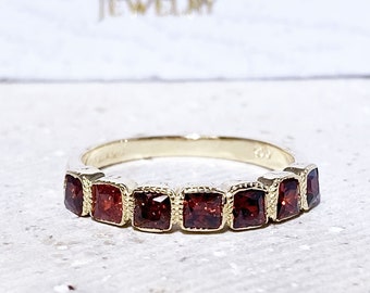 Roter Granat Ring - Januar Geburtsstein - Quadratische Edelstein Lünette Halbe Ewigkeit Zierliche Stapeln Goldband