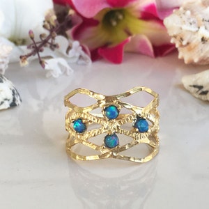 Ring Blue Opal – Geboortesteen oktober – ronde edelsteen griffenset eenvoudige sierlijke gehamerde gouden band