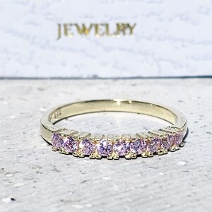 Anillo de cuarzo rosa - Anillo de oro - Anillo fino - Anillo apilable - Anillo de media eternidad - Anillo delicado - Anillo de garras - Anillo rosa - Anillo de octubre