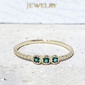 Ring smaragd - geboortesteen mei - ronde drievoudige groene edelsteen eenvoudige ring delicate stapelen gouden band
