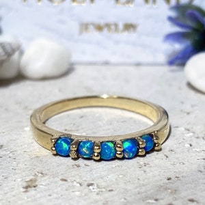 Blue Opal Ring - geboortesteen oktober - kleine ring - eenvoudige ring - gouden ring - edelsteenring - alledaagse sieraden - stapelband