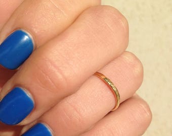Fede nuziale – Semplice e delicata fascia in oro martellato sottile