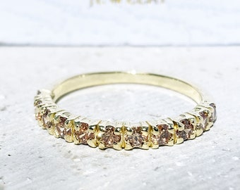 Anillo de citrino (piedra natal de noviembre) con gema redonda engastada en garras, delicado anillo de oro apilable de media eternidad.