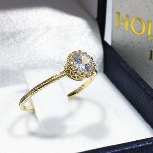 Bergkristalring - geboortesteen april - gouden ring - edelsteenring - gehamerde ring - delicate ring - kleine ring - eenvoudige ring - stapelring