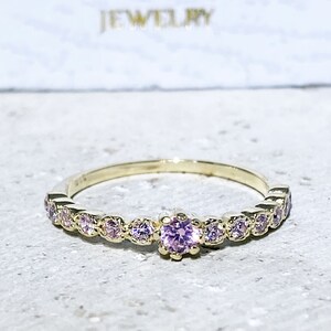 Anillo de cuarzo rosa - Piedra natal de octubre - Anillo pequeño - Anillo de oro - Anillo fino - Anillo apilable - Anillo delicado - Anillo con bisel - Anillo rosa - Anillo delicado