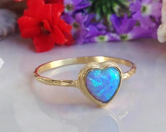 Blauer Opal Ring - Oktober Geburtsstein - Herz Edelstein einfaches zartes gehämmertes Goldband
