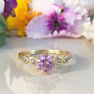 Anillo de cuarzo rosa - Anillo pequeño - Anillo apilable - Anillo delicado - Anillo apilable - Anillo de oro - Anillo de cuarzo rosa - Piedra natal de octubre - Banda de piedras preciosas