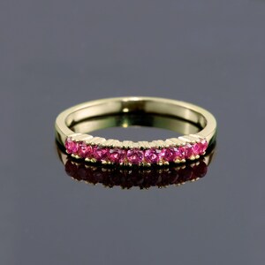 Robijnrode ring – geboortesteen juli – ronde fuchsia edelsteen griffenset halve eeuwigheid stapelen gouden band