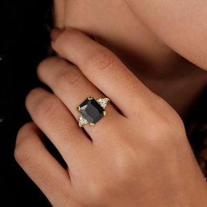Ring zwarte onyx – geboortesteen december – achthoekige edelsteen griffenset statement rechthoek gouden verlovingsband