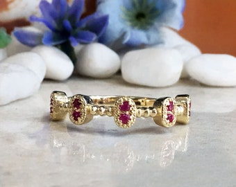 Rubin Ring - Juli Geburtsstein - Runde Fuchsia Edelstein Lünette Set Einfaches Stapeln Dainty Gold Band