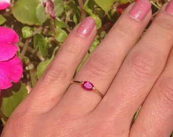 Bague rubis - Pierre de naissance juillet - Pierres gemmes fuchsia ovales est-ouest serties de griffes Jonc en or à empilage délicat
