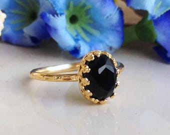 Black Onyx Ring – December Birthstone - Oval Gemstone Vintage Crown Delicate Simple Hammered Gold Band