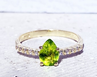 Peridoot Ring - Gouden Ring - Stapelring - Augustus Geboortesteen - Sierlijke Ring - Kleine Ring - Delicate Ring - Verlovingsring - Prikring