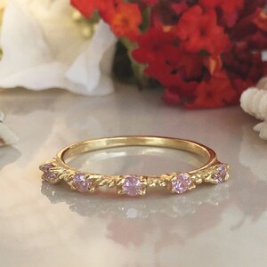 Joyería con piedra natal de octubre: anillo de cuarzo rosa, anillo pequeño, anillo apilable, anillo delicado, anillo delicado, anillo con garras, anillo rosa, anillo sencillo.