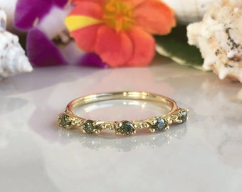 Anillo de peridoto - anillo de oro - anillo de pila - anillo de punta - anillo verde claro - anillo delgado - banda de piedras preciosas - anillo delicado - piedra de nacimiento de agosto