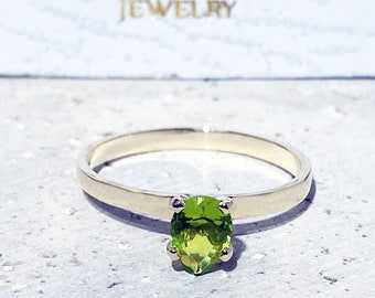 Peridot Ring - August Birthstone - Gold Ring - Prong Ring - Stacking Ring - Gemstone Ring - Simple Ring - Teardrop Ring - Green Stone Ring