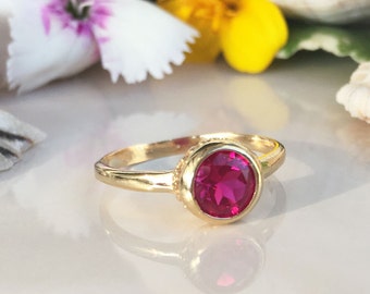Rubin Ring - Juli Geburtsstein - Runde Fuchsie Edelstein Lünette Set einfache zarte zierliche Goldband