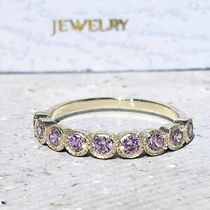 Anillo de cuarzo rosa - Anillo pequeño - Anillo apilable - Anillo delicado - Anillo con bisel - Anillo de cuarzo rosa - Piedra natal de octubre - Banda de piedras preciosas - Anillo delicado