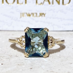 Anillo de topacio azul - Piedra natal de diciembre - Anillo llamativo - Anillo de oro - Anillo de compromiso - Anillo rectangular - Anillo de cóctel - Anillo con piedras preciosas