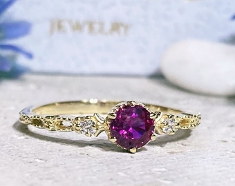 Rubin Ring - Juli Geburtsstein - Runde Fuchsia Edelstein Lünette Set Zarte Stacking Gold Band