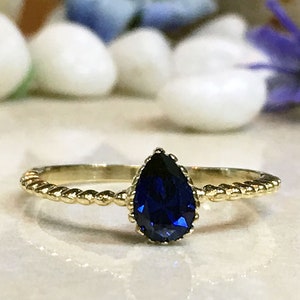 Ring blauwe saffier - gouden ring - edelsteenring - koningsblauwe ring - stapelring - traanring - geboortesteen september - kleine ring