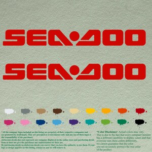 K&ouml;nnte beinhalten: Zwei rote Vinyl-Aufkleber mit dem Text "SENA00" in einer fetten, serifenlosen Schrift. Die Aufkleber sind f&uuml;r die Verwendung auf Booten oder anderen Wasserfahrzeugen bestimmt.