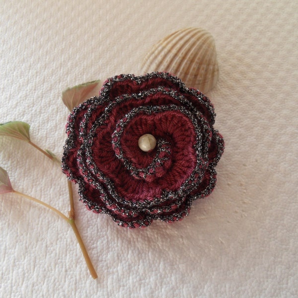 Broche fleur au crochet faite main fleur rose crochetée bijoux crochetés faits main