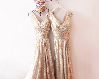 Abito da sera con scollo a V e paillettes color champagne: abito da damigella d'onore color oro