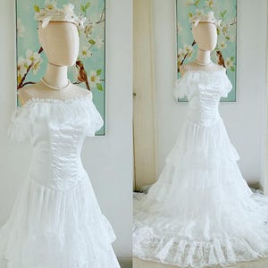 Vestidos de noiva de renda com ombros à mostra, estilo princesa, mangas compridas e camadas. imagem 3