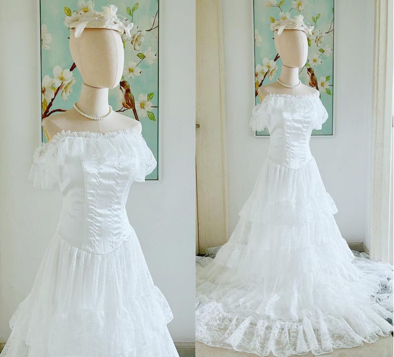 Vestidos de noiva de renda com ombros à mostra, estilo princesa, mangas compridas e camadas. imagem 3