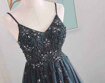 Zwarte tule baljurk met kralen: elegante avondjurk met V-hals