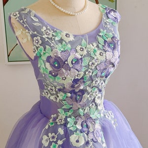 Vestido de fiesta de encaje morado: Vestido corto de fiesta con apliques