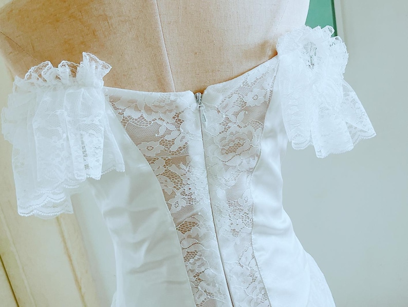 Vestidos de noiva de renda com ombros à mostra, estilo princesa, mangas compridas e camadas. imagem 2