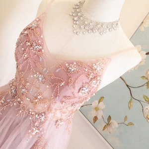 Abito da ballo in tulle rosa: abito da sera con spalline sottili e spacco
