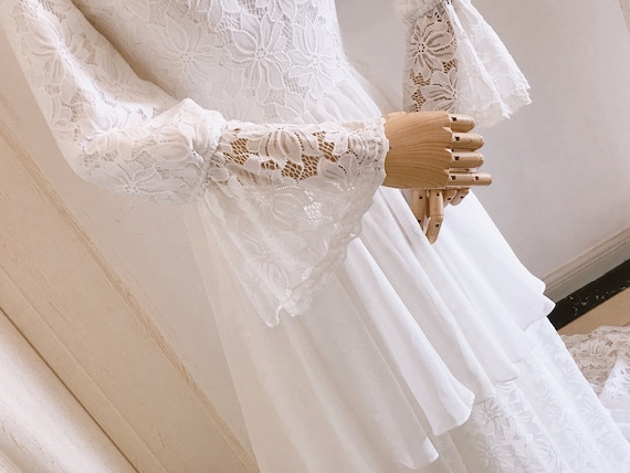 Lace Long Lantern Sleeve Wedding Dress Modest Scoop Neck Elegant