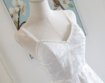 Vestido de novia de encaje blanco: vestido de novia bohemio de playa con tirantes finos