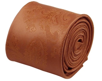 Può includere: Una cravatta arrotolata di colore marrone con motivo paisley.