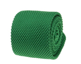 Cravates en tricot vert Kelly. Cravate en tricot de couleur verte. Cravate mince pour hommes.