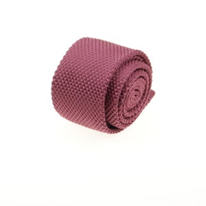 Corbata fina de punto color frambuesa: corbata de boda para hombre