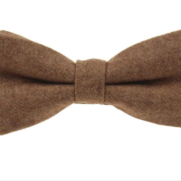 Brown Bowties for Men. Timber Brown Wool Bow Ties. Dark Brown Bowties for Wedding. Winter and Fall Wedding. Tan Groomsmen Bowties.