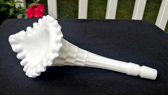 フェントン ホワイト ミルクガラス エパーニュ ホーン フラワー