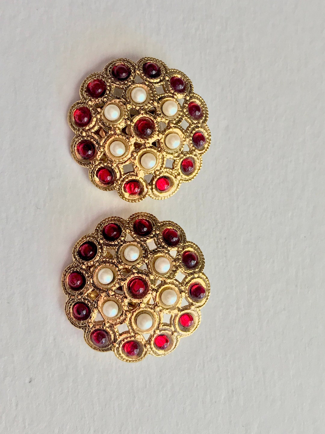 Boucles D'oreilles Clips Vintage Années 70 - Pampilles Perles Rouges Et Gravures, Acrylique