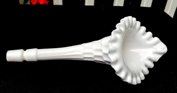 フェントン ホワイト ミルクガラス エパーニュ ホーン フラワー